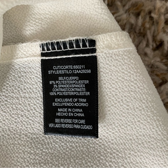 Signature Studio Lightweight Sleeveless Blouse Shirt with Gold Details size L - Picture 10 of 12